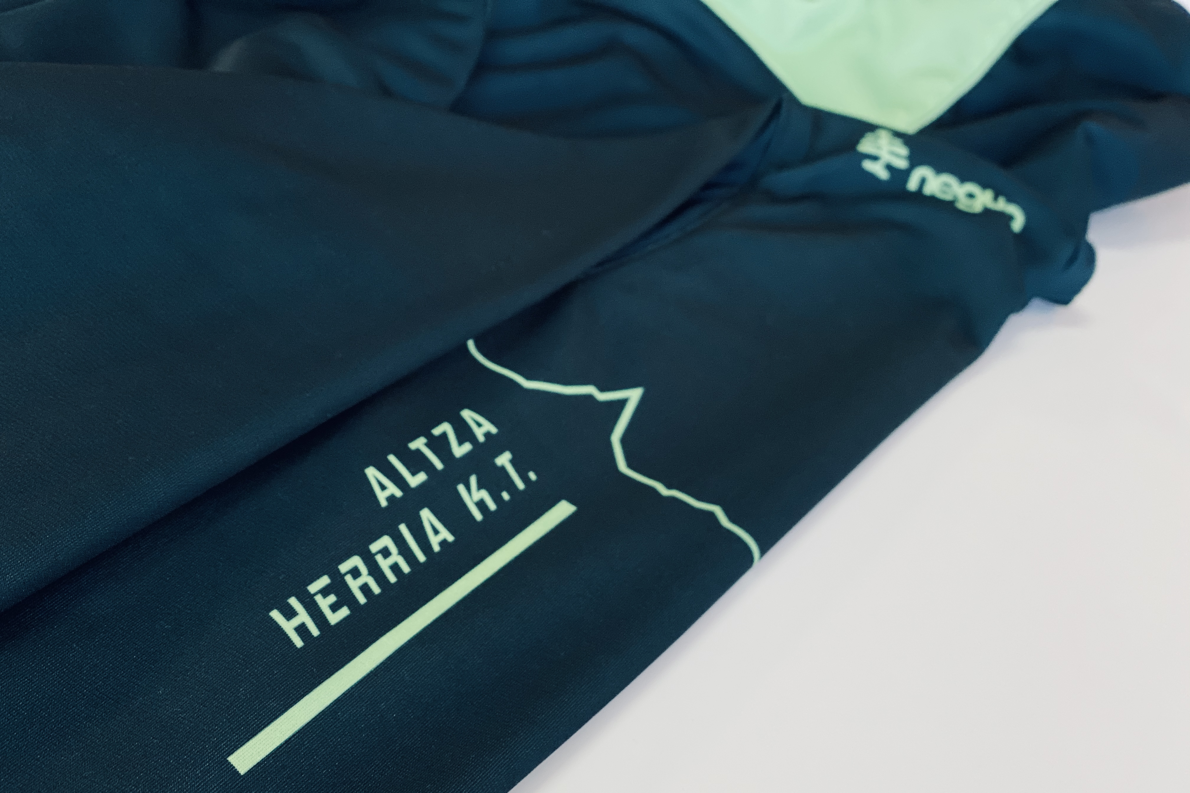 Ropa deportiva personalizada con diseño de recorrido y logotipo de Altza Herria KT, fabricada por Negua Extreme Sportwear